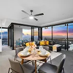 Converted 2 Bedroom Apartment - Hinterland View - No Parking - Circle On Cavill - Self Contained, Privately Managed - Wow Stay