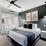 Converted 2 Bedroom Apartment - Hinterland View - No Parking - Circle On Cavill - Self Contained, Privately Managed - Wow Stay