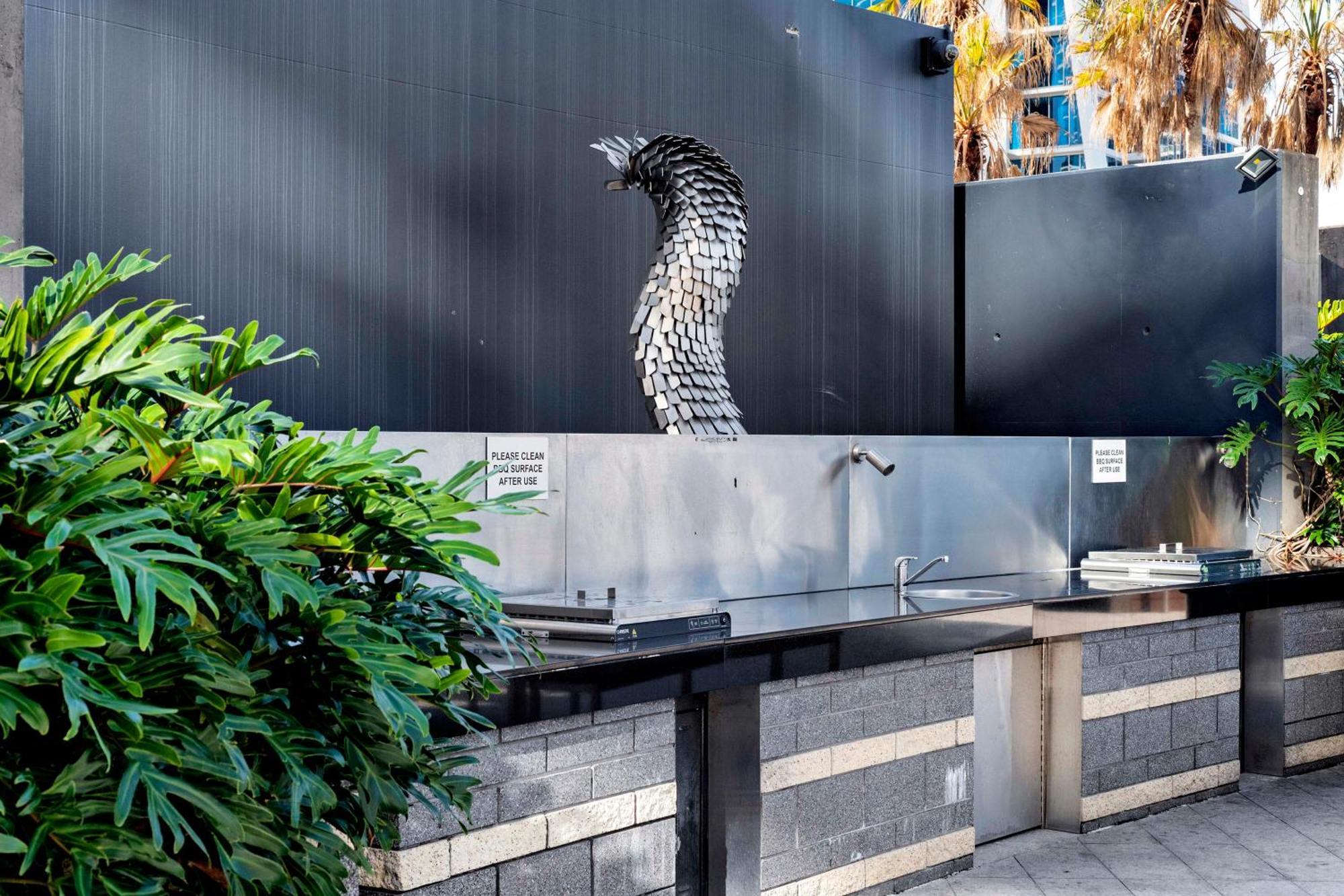Circle On Cavill: Hinterland View Apartment *