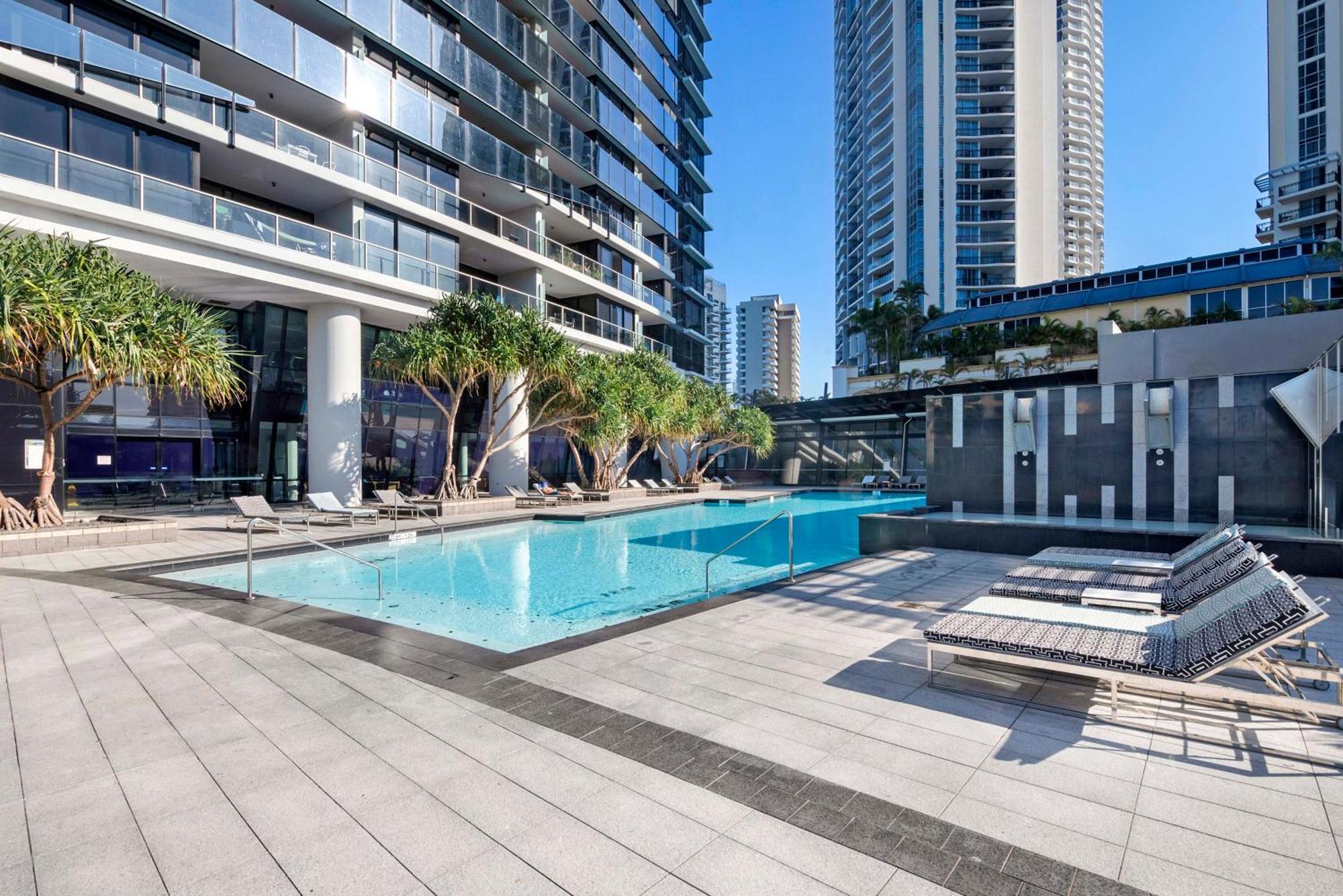 Circle On Cavill: Hinterland View Apartment *