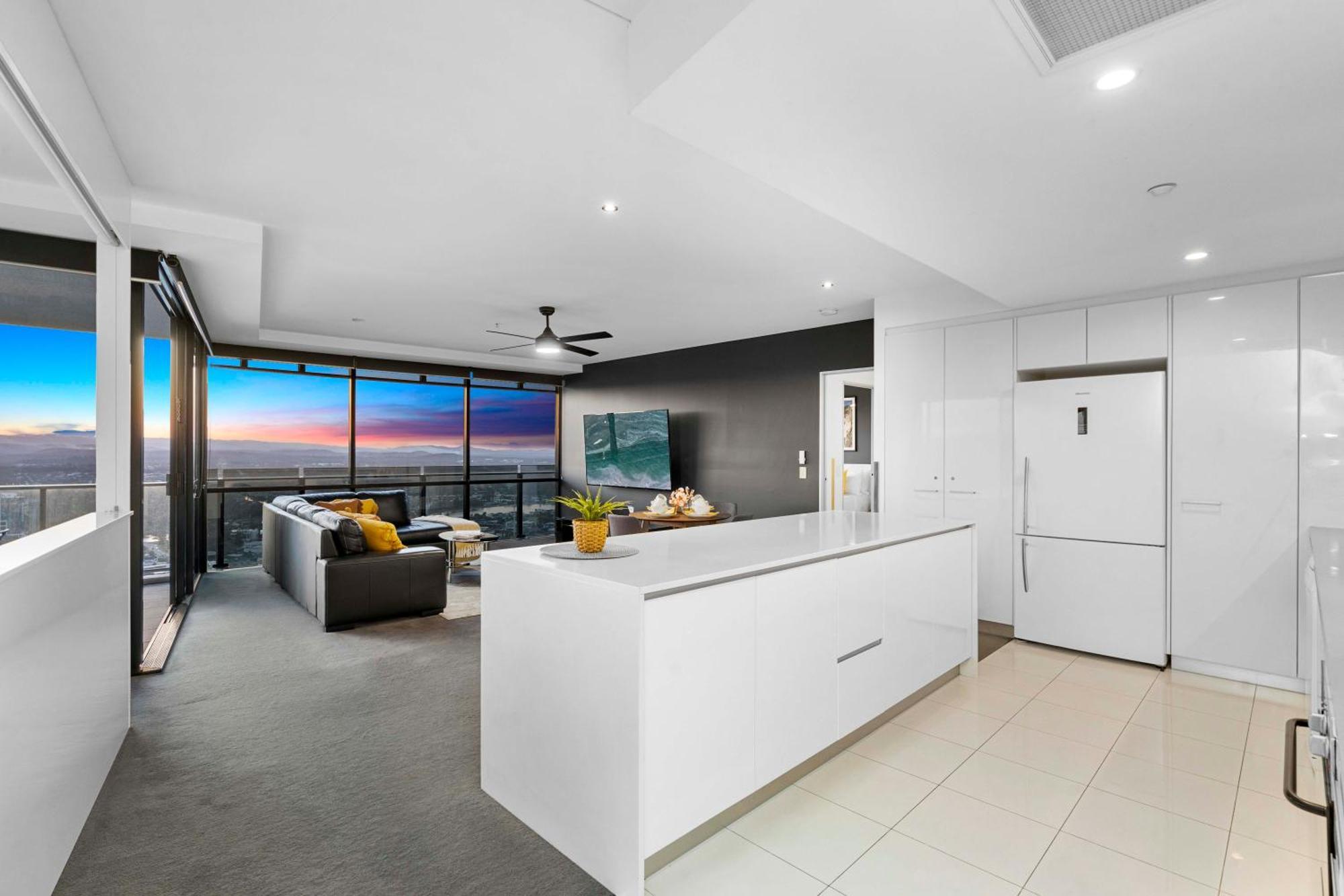 Circle On Cavill: Hinterland View Apartment